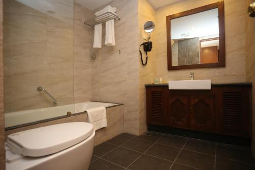 Un baño de Rupakot Resort