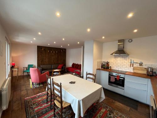 une cuisine et une salle à manger avec une table dans une pièce dans l'établissement Appartement cosy 2 pièces au cœur de Villard de Lans - FR-1-761-45, à Villard-de-Lans