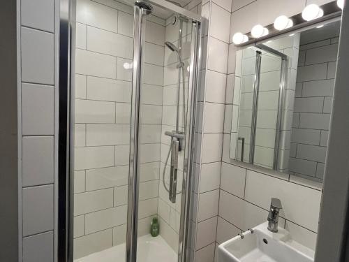 une salle de bain avec douche et lavabo dans l'établissement Appartement cosy 2 pièces au cœur de Villard de Lans - FR-1-761-45, à Villard-de-Lans