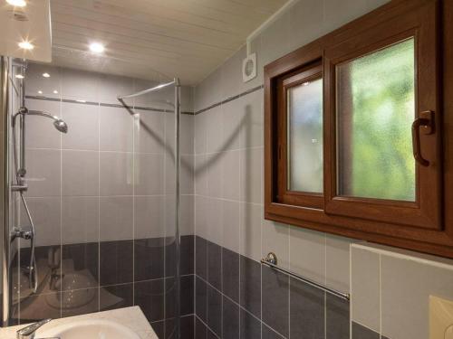 une salle de bain avec une douche et un lavabo et une fenêtre dans l'établissement Villa élégante avec piscine privée et Wi-Fi à Capbreton, proche plages - FR-1-791-27, à Capbreton