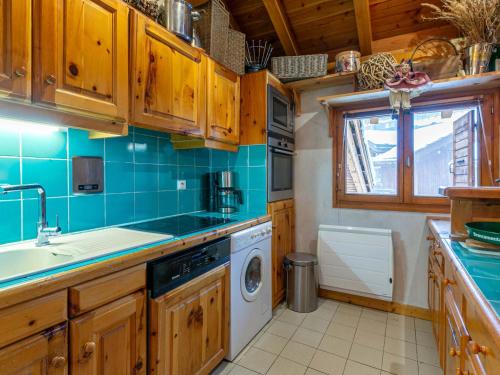 une cuisine avec un évier et une machine à laver dans l'établissement Charmant duplex avec cheminée, parking et WiFi à Val-d'Isère - FR-1-694-368, à Val dʼIsère