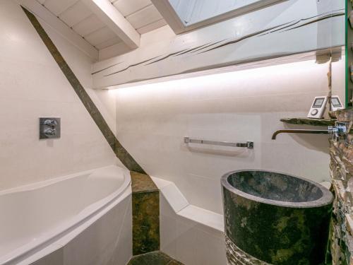 une salle de bain avec une baignoire, des toilettes et un lavabo dans l'établissement Charmant duplex avec cheminée, parking et WiFi à Val-d'Isère - FR-1-694-368, à Val dʼIsère