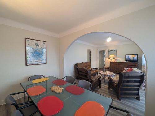 une chambre avec une table et des chaises ainsi qu'un salon dans l'établissement Confort en famille proche de Giffaumont - FR-1-611-112, à Braucourt