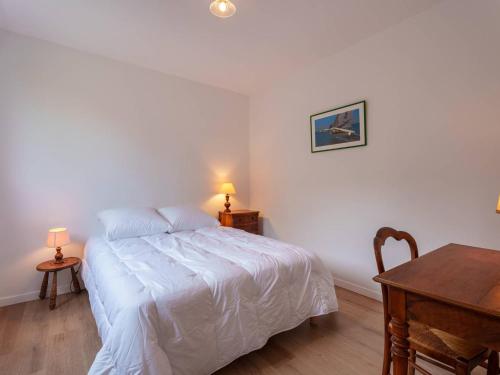 a bedroom with a bed and a table and a desk at Saint-Philibert: Appart 2 pièces, 53m², terrasse, parking, 4 pers - FR-1-477-249 in Saint-Philibert