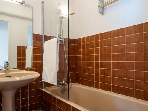 a bathroom with a sink and a tub and a toilet at Saint-Philibert: Appart 2 pièces, 53m², terrasse, parking, 4 pers - FR-1-477-249 in Saint-Philibert