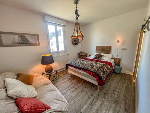 une chambre avec un lit et un canapé dans l'établissement Villa 7 chambres à Belz avec WiFi, animaux acceptés - FR-1-479-177, à Belz