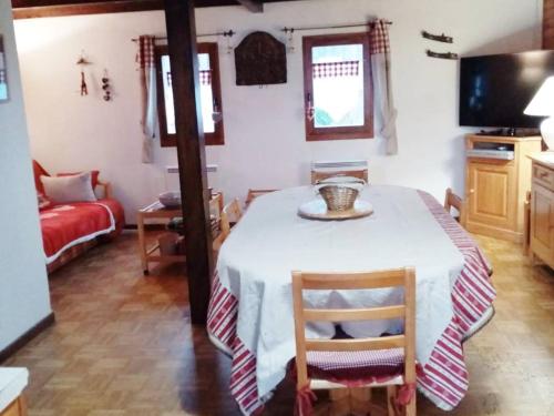 a living room with a table and a couch at Chalet spacieux 3 pièces avec parking et jardin - FR-1-593-122 in Les Angles