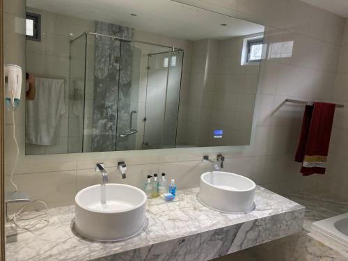 Un baño de Kata Beach TheView luxurious Condonomium