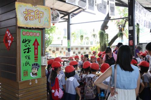 a crowd of children wearing red hats on a street at Apollo Hotel in Puli