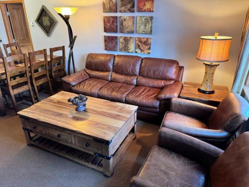 Χώρος καθιστικού στο Ski-In Ski-Out Condo at Zephyr Mountain Lodge 1518