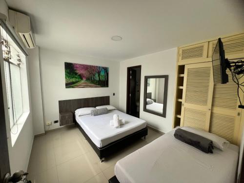 Una cama o camas en una habitación de Hotel Jardin de Laureles Jeps