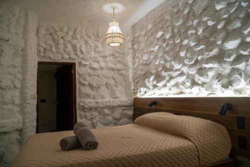 a bedroom with a bed with a teddy bear on it at Las Golondrinas Ayampe in Ayampe