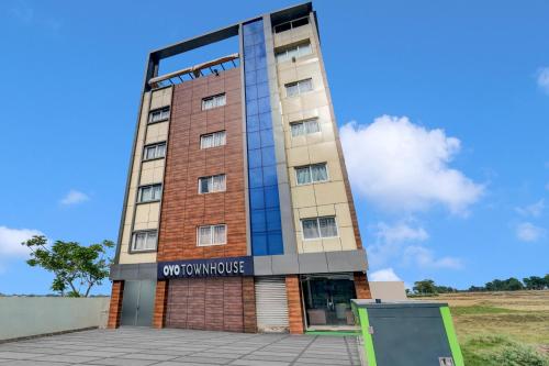 a tall building with a sign on it at Super Townhouse La Vista in Rānchī