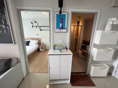 a small apartment with a bed and a room with a lighthouse at Cozy Living in Bangkok 60m to MRT near chatuchank in Bang Su