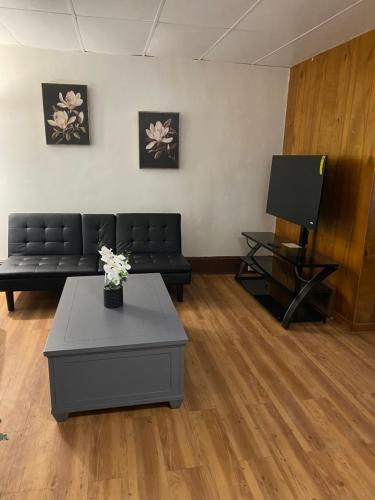 a living room with a couch and a coffee table at Casa localizada muy cerca del estadio, 8 minutos del centro y muchos lugares mas, No se permiten fiestas , o fumar in Milwaukee