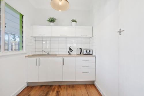 Η κουζίνα ή μικρή κουζίνα στο Cute, Comfy, Family and Pet friendly