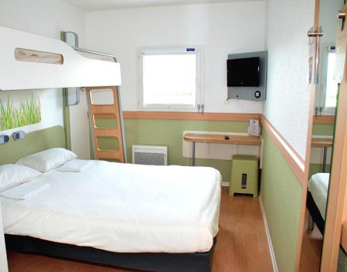 Cette petite chambre comprend un lit et des lits superposés. dans l'établissement ibis budget Flers Grands Champs, à Flers