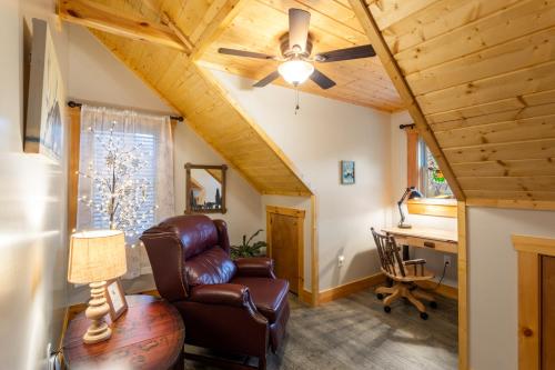 Posezení v ubytování The Snow Owl Cabin