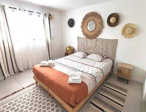 une chambre avec un lit et un miroir au mur dans l'établissement Villa de la Raho, à Villeneuve-de-la-Raho