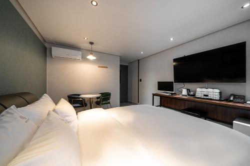 Una cama o camas en una habitación de Hotel Band