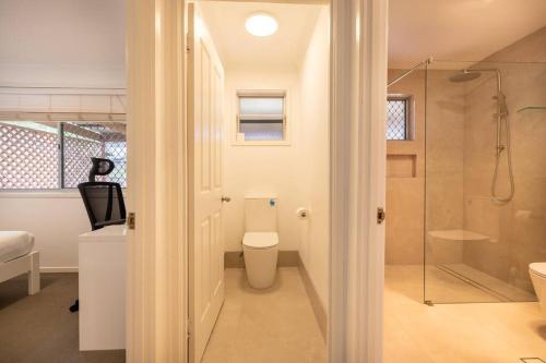 Ένα μπάνιο στο Family-Friendly Retreat with Pool & Spacious Living