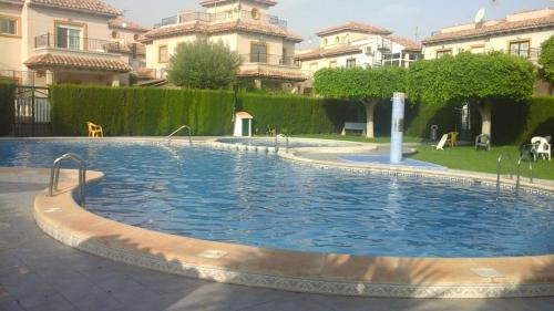 duży basen z fontanną na dziedzińcu w obiekcie Holiday home Torre de Pisa w mieście Torrevieja