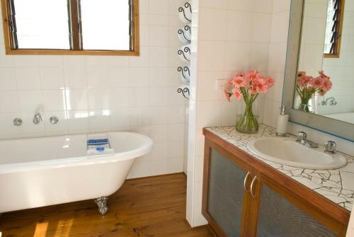 a bathroom with a tub and a sink and a bath tub at Howards Hill Retreat in Boneo