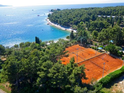 an aerial view of a tennis court next to the water at Hotel Kimen in Cres