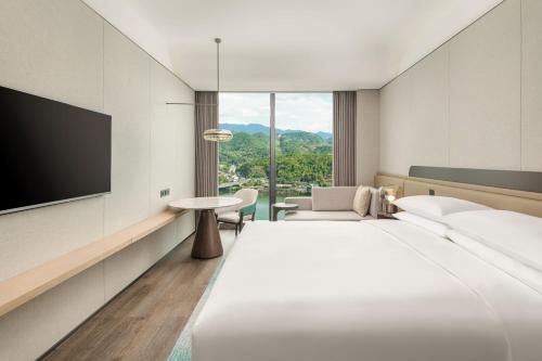 Ένα ή περισσότερα κρεβάτια σε δωμάτιο στο Lishui Marriott Hotel