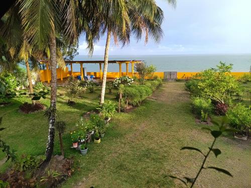 Jardin de l'établissement Hotel restaurant Foulpointe Loisir
