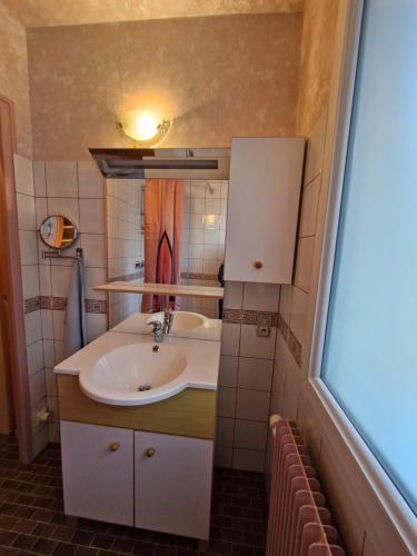 une petite salle de bain avec un lavabo et un miroir dans l'établissement Maison de Vacances, à Morbier