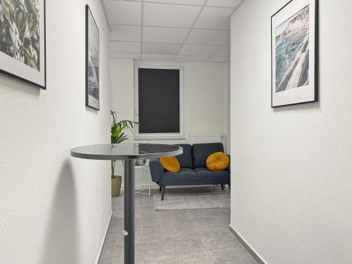 a hallway with a table and a chair at Gruppenfreundl Komfort Apt für 18 im Zentrum Stuttgarts in Stuttgart