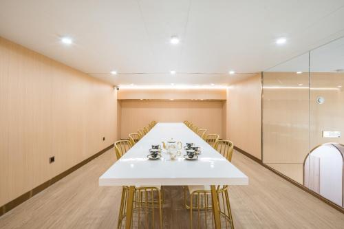 Fotografie z fotogalerie ubytování Dequan Luxury Hotel National Exhibition Center Wangjing Bridge Branch The subway is right outside the door Coffee, fruits, snacks, a gym and a laundry room are provided for free in the lobby v Pekingu