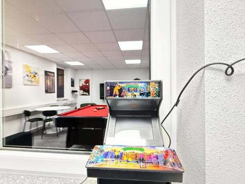 an office with a computer monitor on a desk at Gruppenfreundl Komfort Apt für 18 im Zentrum Stuttgarts in Stuttgart