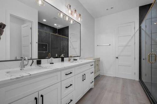Ένα μπάνιο στο Modern Retreat 10 min-Oaklawn BBQ grill Pavillion Kids playground