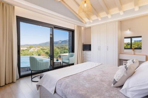 ローダにあるVilla Elaiodendro by Villa Plusのベッドと大きな窓のある寝室