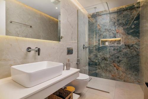 ローダにあるVilla Elaiodendro by Villa Plusの洗面台とシャワー付きのバスルーム