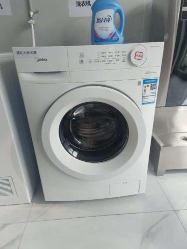 a washing machine in a room with a washing machine at Kelly Jinyue Hotel in Chengdu