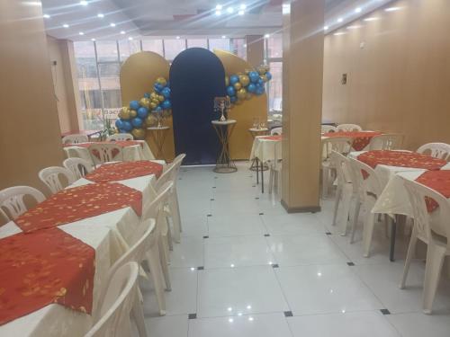 een eetkamer met tafels, stoelen en ballonnen bij Hospedaje Vista al Lago in Puno
