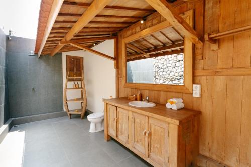 une salle de bain avec un lavabo et des toilettes dans l'établissement Seseh Beach Retreat Villas, à Canggu