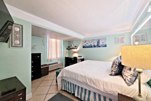 デイトナ・ビーチ・ショアーズにあるPirates Cove Condo Unit #715のベッドと机が置かれた寝室