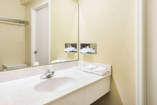Un baño de Super 8 by Wyndham O'Fallon