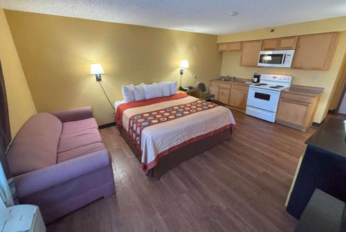 Una cocina o zona de cocina en Super 8 by Wyndham O'Fallon