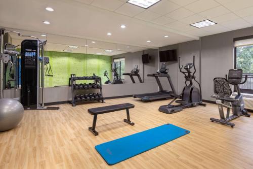 a gym with several treadmills and exercise machines at La Quinta by Wyndham Newark - Elkton in Elkton