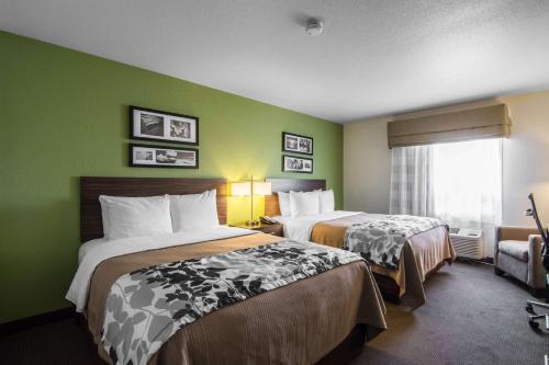 Katil atau katil-katil dalam bilik di Sleep Inn Regina East