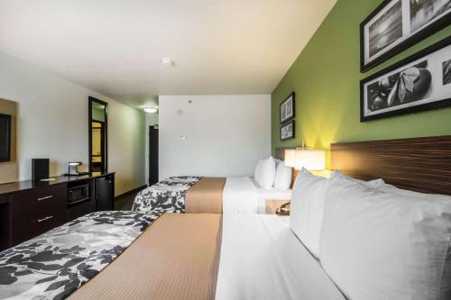 Katil atau katil-katil dalam bilik di Sleep Inn Regina East