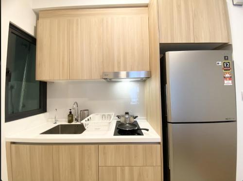 MayaBay Residence SplashMania Gamuda Cove Homestay by Sleepy Bearにあるキッチンまたは簡易キッチン