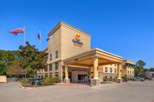 a front view of a building with an american flag at Comfort Suites Old Town Spring in Spring