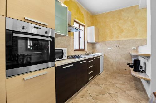 a kitchen with a microwave and a stove top oven at Villa Lavinija in Kavran