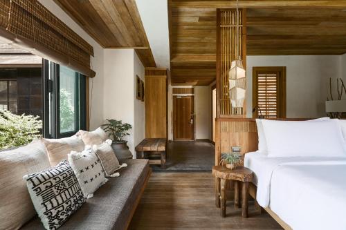 Ein Bett oder Betten in einem Zimmer der Unterkunft Vignette Collection Dinso Resort & Villas Ko Chang by IHG